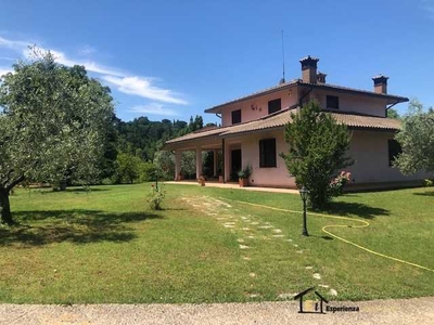 Villa in Vendita a Poggio Mirteto