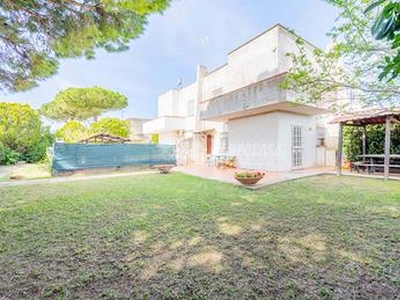 Villa quadrifamiliare su due livelli con ampio gia