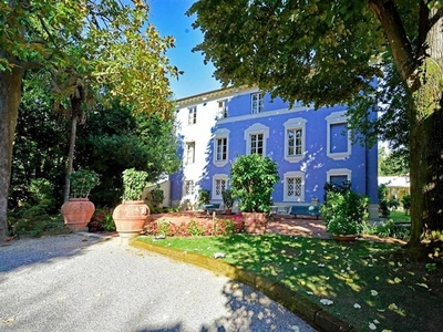 Villa seminuova a Lucca