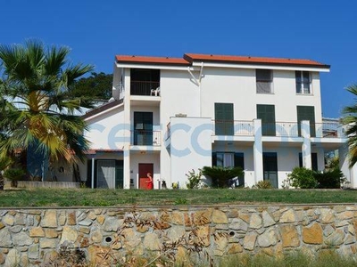 Villa in ottime condizioni, in vendita in Strada Maccagnan, Sanremo