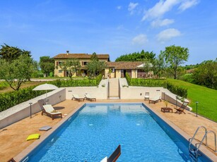 Accogliente casa a San Costanzo con piscina, giardino e barbecue