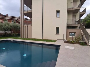 Appartamento a Garda con giardino, terrazza e piscina