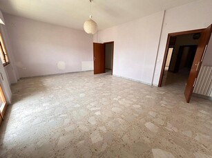 Appartamento in Affitto a Caserta, zona San Benedetto, 700€, 220 m²