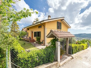 Casa 9 locali di 370 m² in Monte Urano