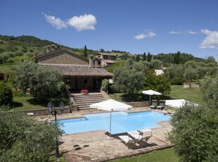 Casa a Penna San Giovanni con piscina e barbecue