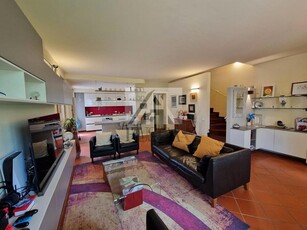 Casa Indipendente in Vendita a Lucca, zona San Macario, 330'000€, 210 m²