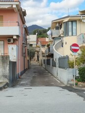 Garage / posto auto in affitto a Roccalumera Messina