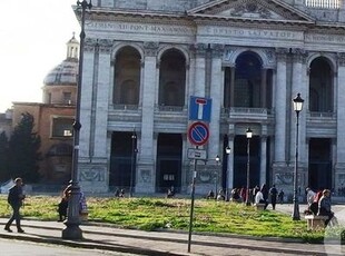 Negozio/Locale commerciale in Affitto in Piazza di S. Giovanni in Laterano a Roma