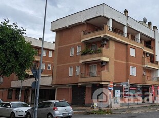Negozio/Locale commerciale in Affitto in Via di Tor Vergata 261 a Roma