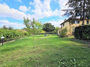 Terratetto libero su 3 lati con ampio Giardino Esclusivo, Posti Auto Privati e Cantina.