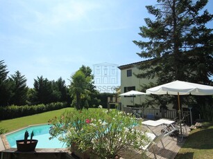 Villa in Vendita a Lucca, zona Ovest, 600 m², con Box