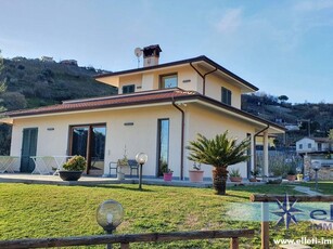 Villa in Vendita a Massa, 590'000€, 300 m², arredato