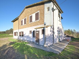 Villa in Vendita a Viterbo, zona Periferia, 205'000€, 310 m²