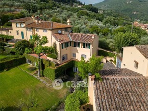 Villa in Vendita in Via della Chiesa a Prato