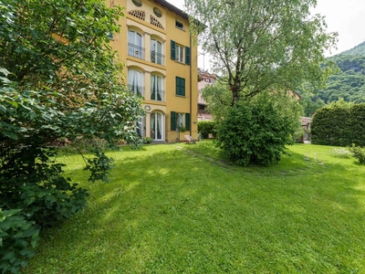 Villa in vendita a Introbio Lecco