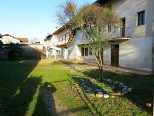 AMPIA CASA DI TESTA TRICAMERE CON GIARDINO E DIPENDENZA Dignano