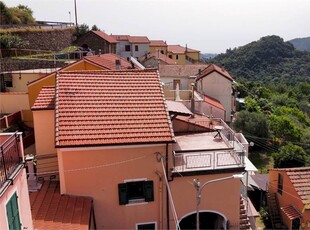 CASA SEMI INDIPENDENTE CON GIARDINO E POSTI AUTO