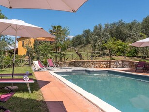 Elegante villa a Lucignano con piscina privata