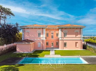 Elegante villa con giardino privato e piscina in zona esclusiva a Forte dei Marmi
