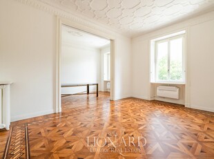 Meraviglioso appartamento di grande charme neoclassico in vendita con pregiate pavimentazioni in parquet d'epoca