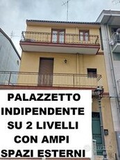 Palazzetto indipendente aci san filippo