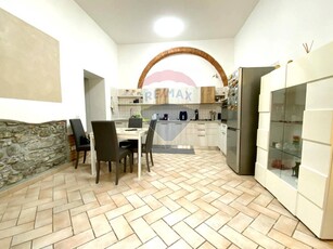 Quadrilocale in Via Arno, Montevarchi, 1 bagno, con box, 131 m²