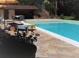 Spazioso appartamento con piscina e giardino nel mezzo di Toska