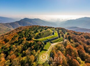 Un oggetto storico davvero unico in vendita sulla cima di una collina nell'entroterra del Finalese