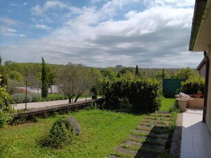 Vendesi villa bifamiliare con giardino ottima posizione