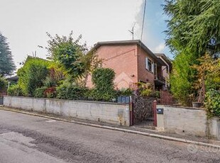 VILLA A SCHIERA A ZOLA PREDOSA