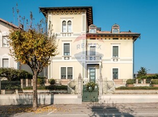 Villa a Verolanuova, 10 locali, 4 bagni, giardino privato, posto auto
