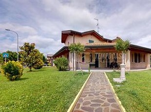 VILLA BIFAMILIARE CON AMPIO GIARDINO