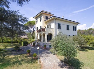 Villa di lusso con torretta in vendita a Lucca