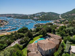 Villa di lusso immersa del verde di un meraviglioso giardino piantumato nella Marina di Porto Cervo