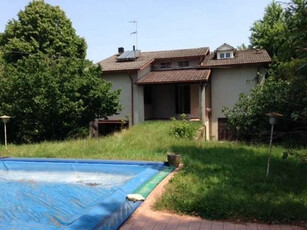 Villa singola da ristrutturare con giardino privato e con garage