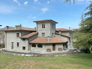 Villa singola in ottime condizioni con giardino privato di mq. 5000 e con garage