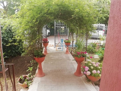 Casa indipendente con giardino in via venezia 42, Massa