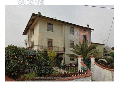villa bifamiliare in Vendita ad San Giuliano Terme - 105000 Euro