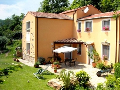 Casa a Vezzi Portio con piscina, giardino e barbecue