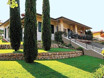 Confortevole casa a Pozzolengo con terrazza, barbecue e piscina