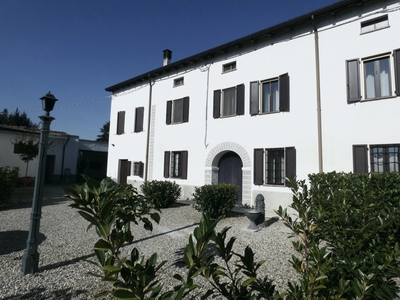 Casa indipendente in Alessandro Manzoni, Sorbolo Mezzani, 6 locali