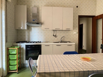 Casa Semi Indipendente in Affitto a Catanzaro, zona Stadio, 180€, 200 m², arredato