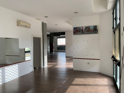 Immobile commerciale in Affitto a Catanzaro, zona Cavita, 1'200€, 200 m²