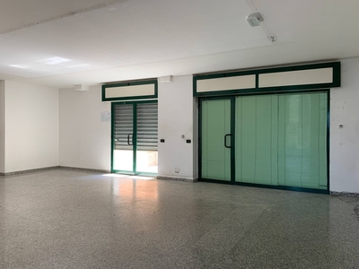 Negozio in Affitto a Catanzaro, zona Pontegrande, 400€, 75 m²