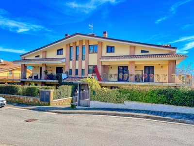 Quadrilocale in Vendita a Avellino, 220'000€, 155 m²