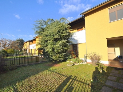 Villa a schiera a Inveruno, 4 locali, 2 bagni, giardino privato