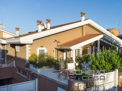 Villa bifamiliare in vendita a Roma Morena