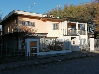 Villetta bifamiliare in Via BATTISTI 13/B, Agnadello, 6 locali, 300 m²