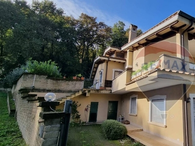 Villetta bifamiliare in Via della madonnella, Riano, 10 locali, 355 m²