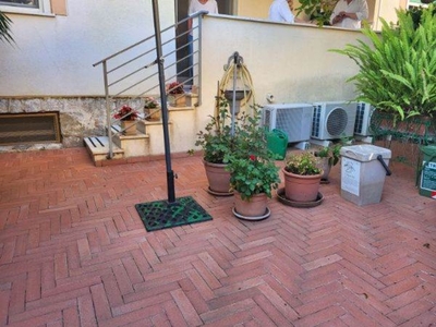 Appartamento in Via Gaetano Quagliariello, Salerno, 5 locali, 2 bagni